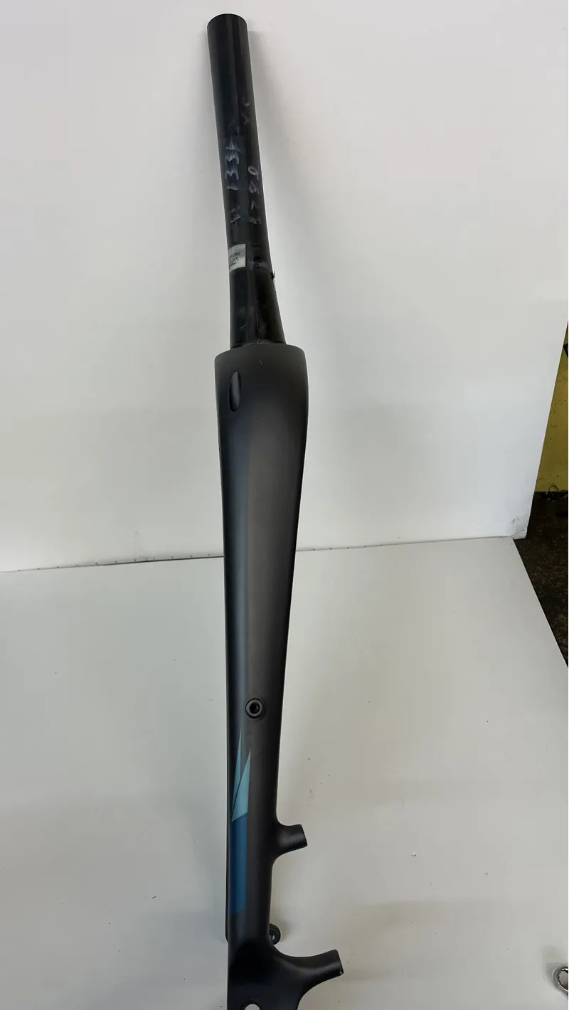 Used - Merida 700c Road Disc Threadless 235mm inch 1/8 to inch 1/2 Tapered Carbon Rigid  Grey/Blue-2