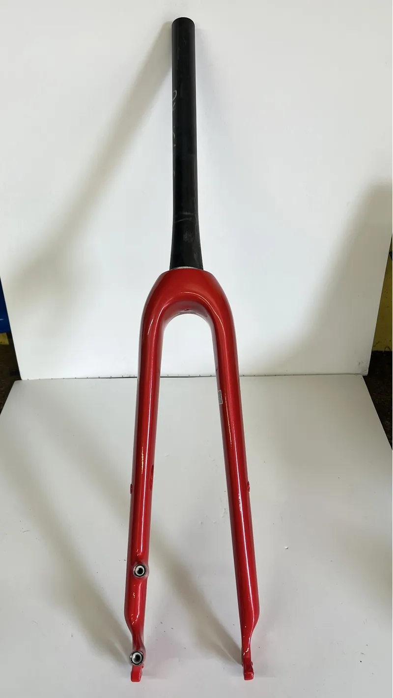 Used - Merida 700c Road Disc Threadless 325mm inch 1/8 to inch 1/2 Tapered Carbon Rigid  Red/Black-1