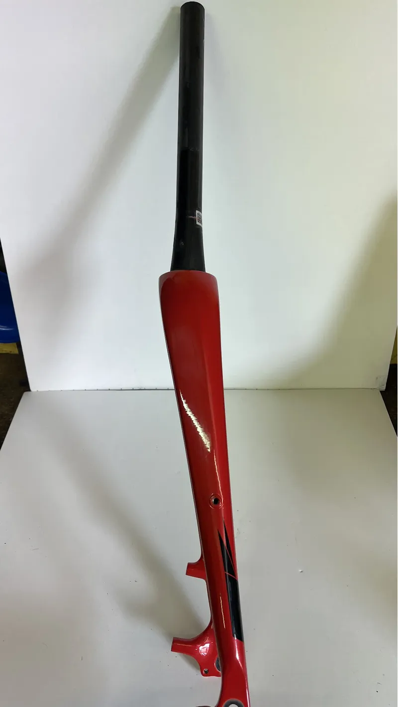 Used - Merida 700c Road Disc Threadless 325mm inch 1/8 to inch 1/2 Tapered Carbon Rigid  Red/Black-2