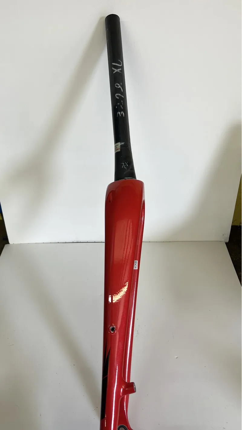 Used - Merida 700c Road Disc Threadless 325mm inch 1/8 to inch 1/2 Tapered Carbon Rigid  Red/Black-3