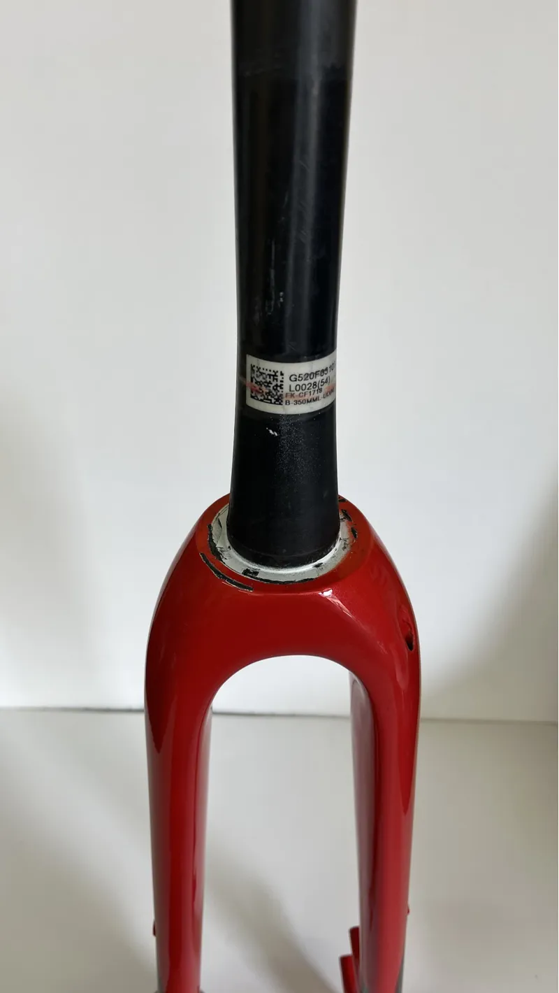 Used - Merida 700c Road Disc Threadless 325mm inch 1/8 to inch 1/2 Tapered Carbon Rigid  Red/Black-4